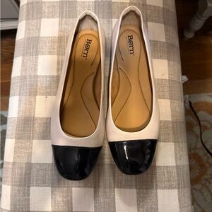 Born Women's Two-Tone Flats in Black and Cream